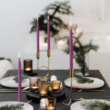 Set di 4 candele affusolate viola con filo lungo, senza profumo.