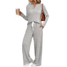 Conjunto de moletom feminino de duas peças com suéter e calça de moletom.