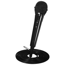 Micrófono con cable negro para retransmisiones en directo y podcasts.