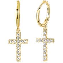 Brincos de argola femininos em prata banhada a ouro 18K com cruz.