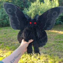 Boneco de Pelúcia Homem-Mariposa Gótico com Olhos Vermelhos em Estilo Medieval 15,7 x 16,1