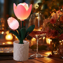 Blocos de montar em formato de tulipa e rosa com luz noturna rosa para ambientes internos.