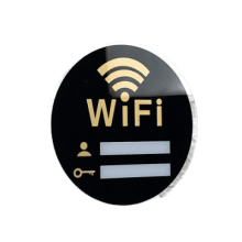 Ein rundes WLAN-Logo aus Acryl mit Holzsockel