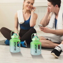 Garrafa de água AuroraX de plástico transparente, 1,9 litro (64 oz), com alça para transporte.