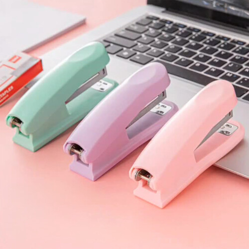 Grampeador de mesa giratório, ergonômico e resistente, com capacidade para 100 folhas.