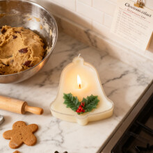 Vela de cera de soja con aroma navideño en lata, fragancia festiva.