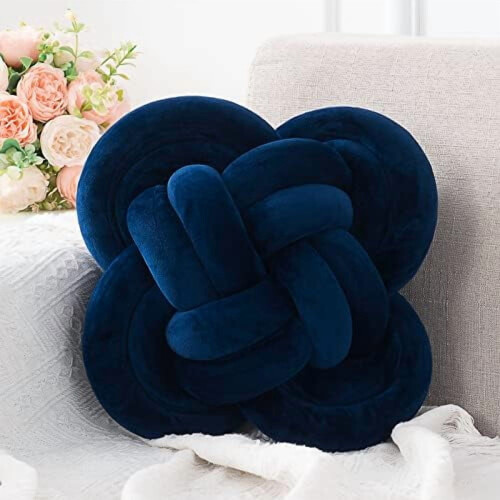Pernă decorativă din pluș albastru marin, 30 cm, model Knot Pern