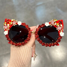 Katzenaugenbrille mit lila Farbverlaufsgläsern und floralen Strassverzierungen