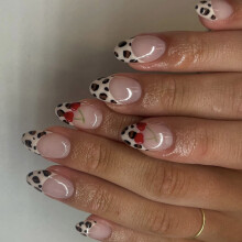 Uñas postizas cortas francesas almendradas con estampado de cerezas (24 unidades)