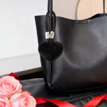 Porte-clés en forme de cœur duveteux avec pompon en fourrure, idéal pour les clés et les sacs.