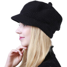 Gorro feminino de inverno com aba, em tricô trançado.
