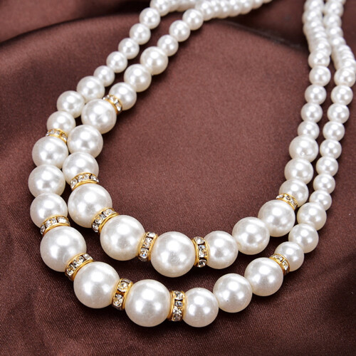 Colar feminino de duas camadas com pérolas artificiais e strass dourado 2