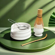 Conjunto de batedor de matcha com tigela de cerâmica, peneira e colher (5 peças).