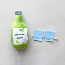 Juguete de peluche perfumado para perros con chirriador y aroma a comida.