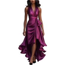 Vestido lencero morado sin mangas con bajo asimétrico y escote en V.