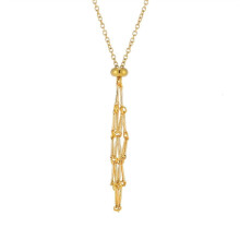 Colar com suporte ajustável para pedras em gaiola de metal com cristais.