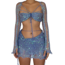 Conjunto de roupa de dormir feminina com lantejoulas, composto por top tomara que caia, saia e casaquinho.