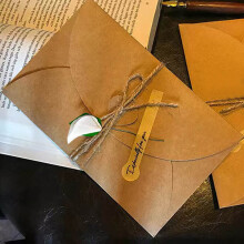 Κιτ καρτών DIY με αποξηραμένα λουλούδια με φακέλους και ετικέτες Kraft
