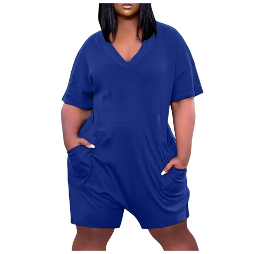 Macacão feminino plus size estampado com decote em V, manga curta e modelagem ampla. 1