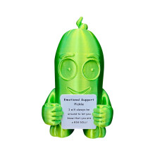 Statuetta di cetriolo stampata in 3D con biglietto di auguri.