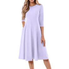 Vestido lilás claro em corte A com mangas 3/4 e bolsos laterais.