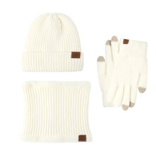 Winterstrickset bestehend aus fleecegefütterter Mütze, Halswärmer und Handschuhen