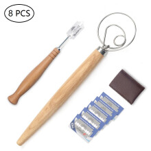 Utensílios para fazer pão: batedor de massa dinamarquês e lâmina.