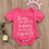 Baby-Strampler, kurzärmelig, Buchstabenprint, rosa, 6-9 Monate 2