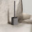 Scopa per WC quadrata in alluminio nero con supporto (1 pezzo) 1