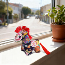 Schattig pluche poppetje voor kinderen, ideaal als decoratie voor de kinderkamer.