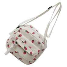 Dámska manšestrová crossbody kabelka s jahodovým vzorom