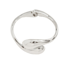 Geometrisches Armband im Punk-Stil
