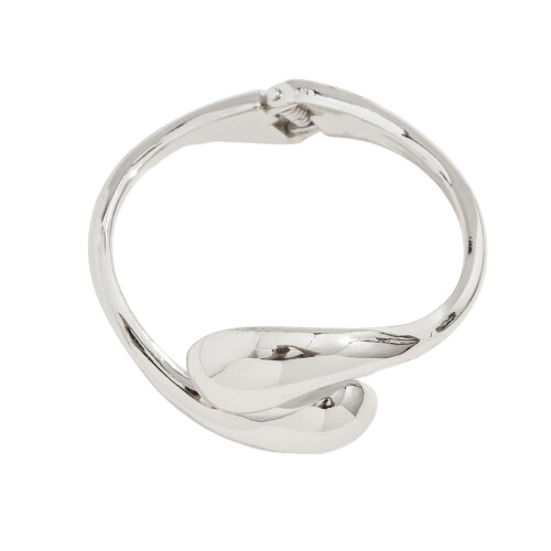 Geometrisches Armband im Punk-Stil