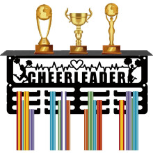 Cheerleader-mitalihylly seinäkiinnityksellä, 4 riviä, yli 70 mitalia