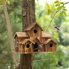 Casetta per colibrì in legno, rustica da appendere all'esterno.