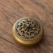 Quemador de incienso de bronce para decoración del hogar y meditación.