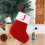 Rote gestrickte Weihnachtsstrümpfe mit Initialen 3
