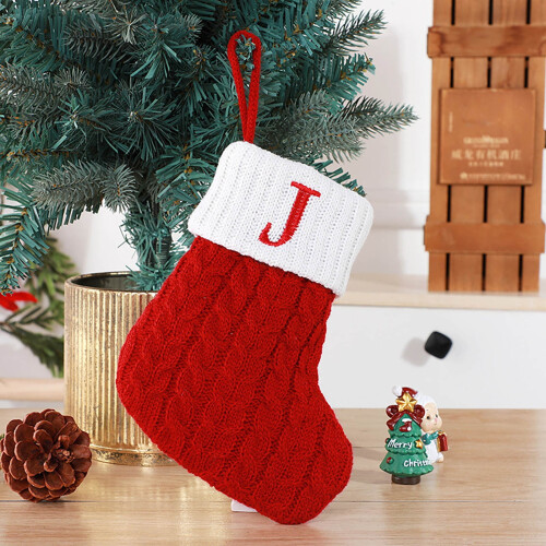 Rote gestrickte Weihnachtsstrümpfe mit Initialen 2