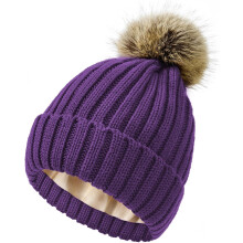 Beanie Cniotáilte Líneáilte le Satin do Mhná le Pom Pom Inscortha