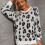 Suéter feminino com estampa de leopardo, gola redonda e modelagem solta. 7