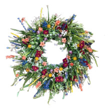 Frühlingsblumenkranz als Türhänger für den Hausgarten