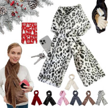 Cachecol com estampa de leopardo, bolso oculto e compartimento com zíper.