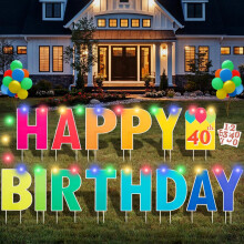 Cartel de cumpleaños para el jardín con luces LED y globos.