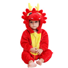 Babyrompertje met rode draak, gemaakt van zacht flanellen materiaal met lange mouwen.