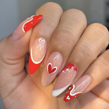 Faux ongles brillants en amande avec motif cœur pour la Saint-Valentin