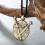 colar antigo com pingente de espada dupla viking em ouro 4