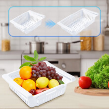 Uitschuifbare organizer voor de koelkast, gemaakt van voedselveilig plastic.