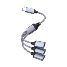 Concentrador USB-C con 3 puertos USB 2.0 y compatibilidad con OTG.
