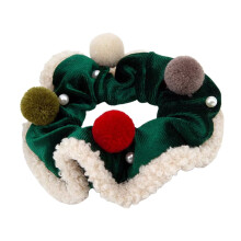 Pluche haarelastiekjes in feestelijke stijl, zachte haarversiering voor de winter.