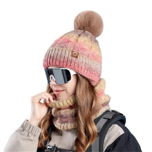 Ensemble bonnet et écharpe en maille avec pompon rouge